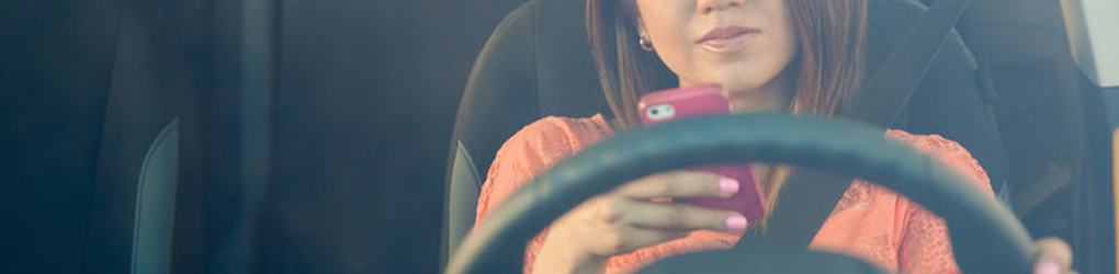 woman driving and texting